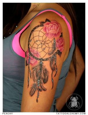  Tatouage attrape rêve avec des roses roses sur l'épaule